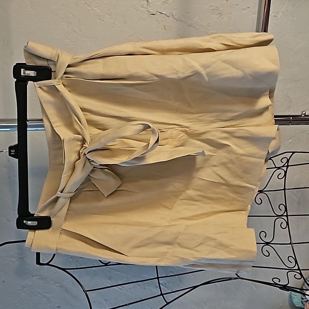 Antonio Melani linen blend shorts. Size 14.